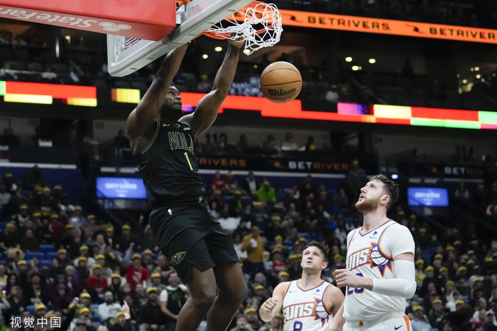 而曾效力于 而曾效力于